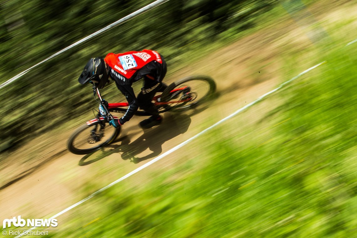 Simon Maurer von den Young Guns scheint nach seinem zweiten Platz in Willingen auf einem Hoch zu sein. Er war Schnellster bei den U19 Männern Simon Maurer von den Young Guns scheint nach seinem zweiten Platz in Willingen auf einem Hoch zu sein. Er war Schnellster bei den U19 Männern
