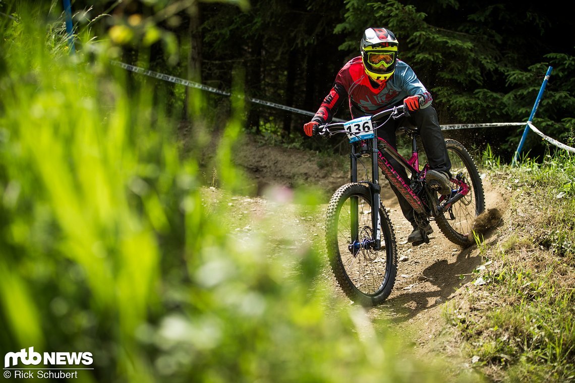Aiko Göhler ist ebenfalls am Start. Zwar konnte er das Pumpmasters am Freitag Abend gewinnen, doch mit der langen Downhillstrecke hat der 4X Spezialist deutlich zu kämpfen Aiko Göhler ist ebenfalls am Start. Zwar konnte er das Pumpmasters am Freitag Abend gewinnen, doch mit der langen Downhillstrecke hat der 4X Spezialist deutlich zu kämpfen