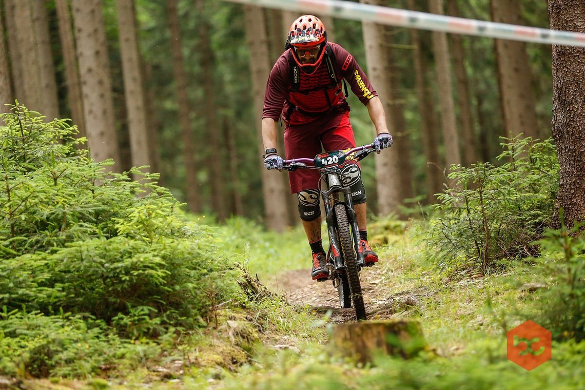 Stage 2: Race-Haltung und Motivation nicht mehr vorhanden. Man beachte den Hinterreifen... Stage 2: Race-Haltung und Motivation nicht mehr vorhanden. Man beachte den Hinterreifen...