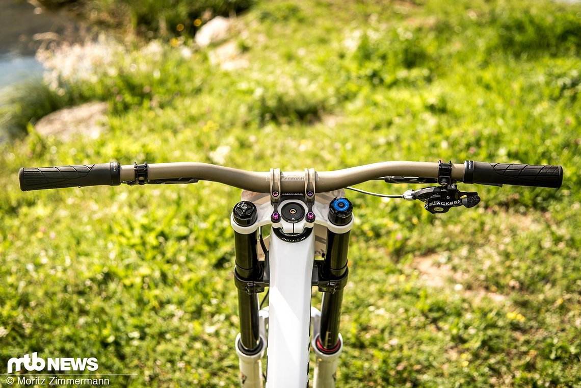 Eher untypisch: Der Aluminium-Lenker von Renthal misst gerade einmal 740 mm Eher untypisch: Der Aluminium-Lenker von Renthal misst gerade einmal 740 mm