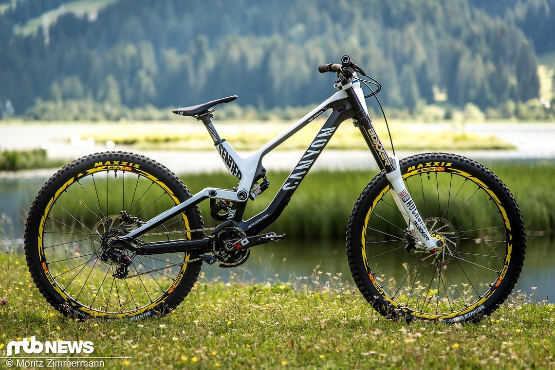 Der Canyon Sender CF hat 200 mm Federweg vorne und hinten, rollt auf 27,5"-Laufrädern und bietet die Möglichkeit, die Länge der Kettenstreben anzupassen Der Canyon Sender CF hat 200 mm Federweg vorne und hinten, rollt auf 27,5"-Laufrädern und bietet die Möglichkeit, die Länge der Kettenstreben anzupassen
