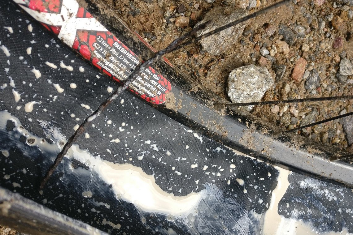 Böser Nagel, der du irgendwo auf der Straße lagst! Auf dem Trail habe ich mir den definitiv nicht aufgegabelt Böser Nagel, der du irgendwo auf der Straße lagst! Auf dem Trail habe ich mir den definitiv nicht aufgegabelt