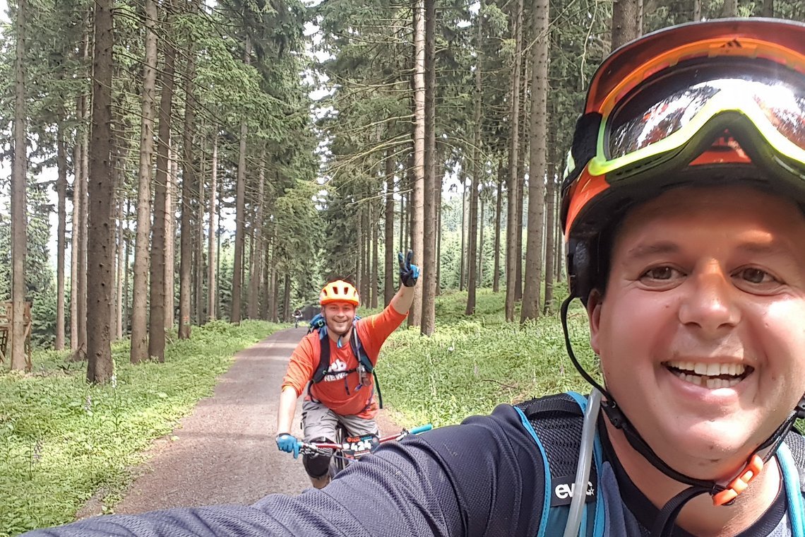 Auch MTB-News Chef Thomas und Chief Happiness Officer Sandy ließen es sich nicht nehmen, mitzufahren Auch MTB-News Chef Thomas und Chief Happiness Officer Sandy ließen es sich nicht nehmen, mitzufahren