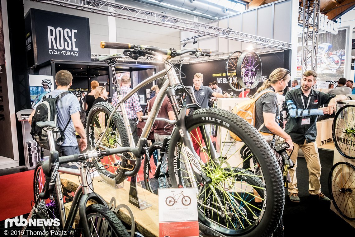 Das Trail-orientierte Hardtail ist auf 2.8er Reifen ausgelegt und verfügt wie das TF auch über horizontal verschiebbare Ausfallenden. Drei Flaschenhaltermontagepunkte sowie interne Zugverlegung für eine Variostütze sind mit an Bord. Das Trail-orientierte Hardtail ist auf 2.8er Reifen ausgelegt und verfügt wie das TF auch über horizontal verschiebbare Ausfallenden. Drei Flaschenhaltermontagepunkte sowie interne Zugverlegung für eine Variostütze sind mit an Bord.