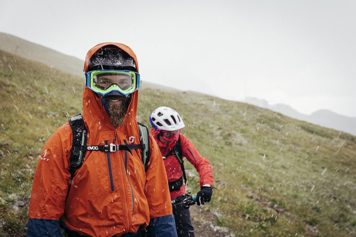 Ben Wurmser und Tina Gerber am Start der ersten Etappe: Schnee und Hagel erfreuen die Gemüter Ben Wurmser und Tina Gerber am Start der ersten Etappe: Schnee und Hagel erfreuen die Gemüter