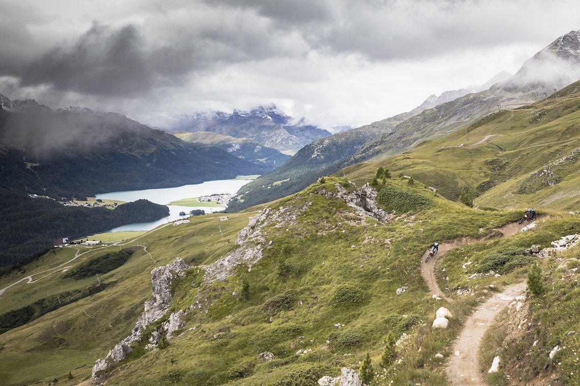 Der Corviglia Flow Trail ist ein echtes Meisterwerk für Kurvenräuber und auch für weniger geübte Biker gut zu fahren Der Corviglia Flow Trail ist ein echtes Meisterwerk für Kurvenräuber und auch für weniger geübte Biker gut zu fahren