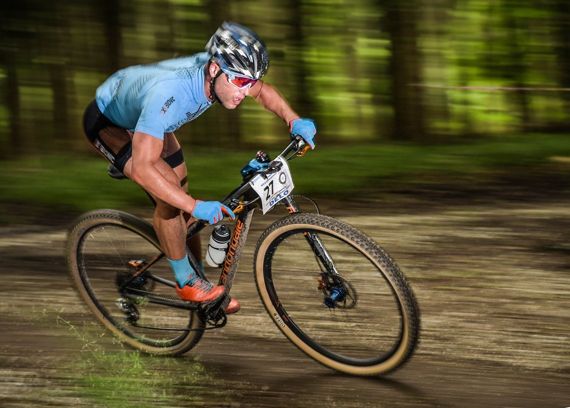 Ohne Rücksicht mit Rennradschuhen um die Kurven heizen. Der Ultrasportler setzt schon seit Jahren auf die leichten Treter mit Carbonsohle. Ohne Rücksicht mit Rennradschuhen um die Kurven heizen. Der Ultrasportler setzt schon seit Jahren auf die leichten Treter mit Carbonsohle.