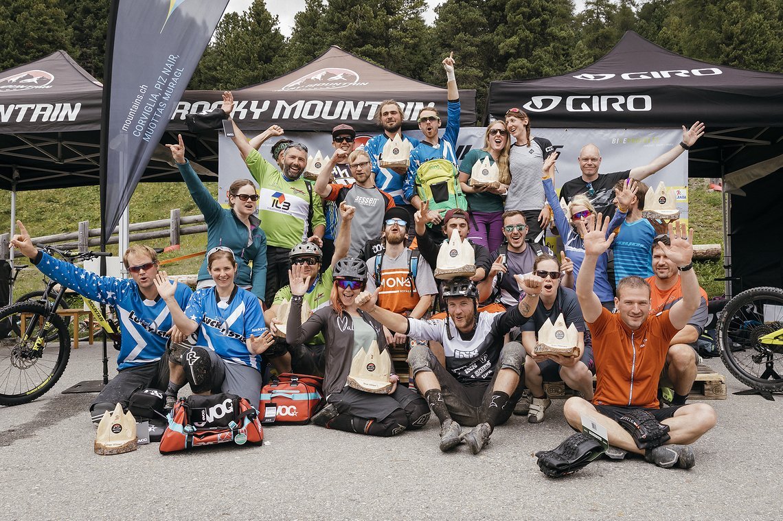 Gruppenfoto aller Siegerinnen und Sieger in den verschiedenen Kategorien - als Gewinner darf sich jeder Teilnehmer und jede Teilnehmerin an den Trail Games zählen Gruppenfoto aller Siegerinnen und Sieger in den verschiedenen Kategorien - als Gewinner darf sich jeder Teilnehmer und jede Teilnehmerin an den Trail Games zählen