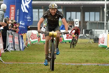 Tagessieg und zudem das Leadertrikot im Gepäck. Simon Stiebjahn ist der Gejagte bei der finalen Etappe Tagessieg und zudem das Leadertrikot im Gepäck. Simon Stiebjahn ist der Gejagte bei der finalen Etappe