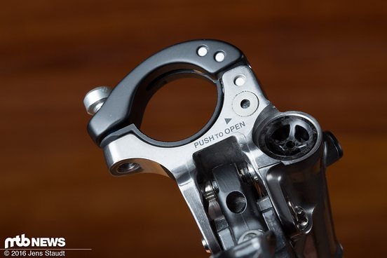 Ersetzt man die Plastikbeilage durch den I-Spec II Adapter, lässt sich der Schalthebel mit dem Bremshebel verbinden. Ersetzt man die Plastikbeilage durch den I-Spec II Adapter, lässt sich der Schalthebel mit dem Bremshebel verbinden.