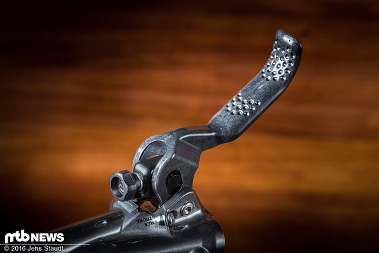 Ein Muster am Carbon-Bremshebel soll für guten Halt der Finger sorgen. Neben der werkzeugfreien Hebelweitenverstellung lässt sich die Bremskraft via Servo Wave Power Adjust verstellen Ein Muster am Carbon-Bremshebel soll für guten Halt der Finger sorgen. Neben der werkzeugfreien Hebelweitenverstellung lässt sich die Bremskraft via Servo Wave Power Adjust verstellen