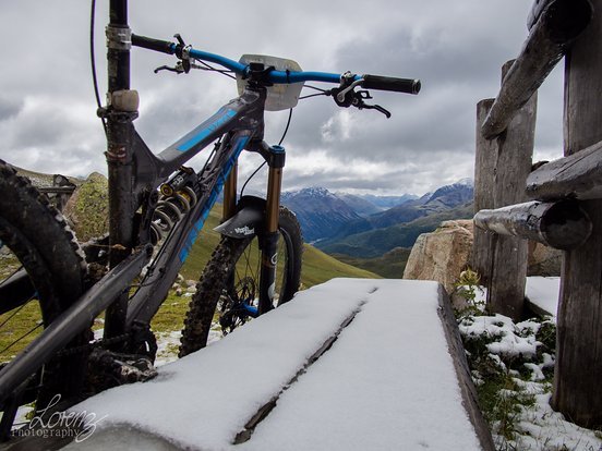 Neuschnee säumt die Trails, das hatten wir uns irgendwie anders vorgestellt Mitte August im Engadin Neuschnee säumt die Trails, das hatten wir uns irgendwie anders vorgestellt Mitte August im Engadin