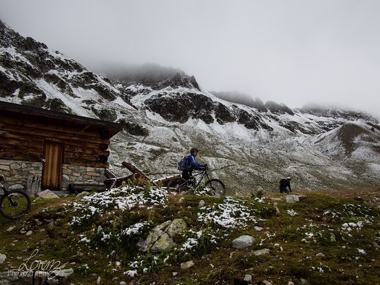 Kurzer Zwischenstop bei Chamanna Saluver, danach geht es weiter bergan. Obwohl nur wenige Höhenmeter zu überwinden sind tun Schnee, Kälte und Höhe ihr Nötigstes, um uns gut zuzusetzen Kurzer Zwischenstop bei Chamanna Saluver, danach geht es weiter bergan. Obwohl nur wenige Höhenmeter zu überwinden sind tun Schnee, Kälte und Höhe ihr Nötigstes, um uns gut zuzusetzen