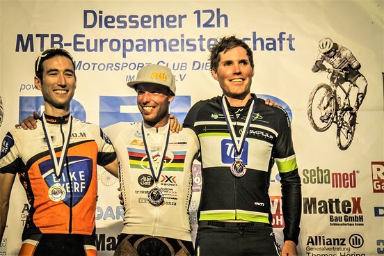 Der kleine Kai möchte vom Podium abgeholt werden. Ob das Grinsen wohl irgendwann aus diesen Gesichtern verschwindet? Wohl eher nicht! Der kleine Kai möchte vom Podium abgeholt werden. Ob das Grinsen wohl irgendwann aus diesen Gesichtern verschwindet? Wohl eher nicht!