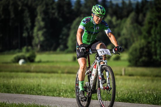 An Multiple Sklerose erkrankt und auf dem linken Auge nur 5% Sehkraft. Andreas Schmelzer bestreitet seit Jahren extreme Mountainbikerennen und fühlt sich so wie ein „normaler Mensch“ An Multiple Sklerose erkrankt und auf dem linken Auge nur 5% Sehkraft. Andreas Schmelzer bestreitet seit Jahren extreme Mountainbikerennen und fühlt sich so wie ein „normaler Mensch“