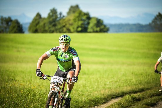 Getarnt in Grün. Andreas startete nicht in der Handicap-Klasse, sondern versucht so normal wie möglich zu sein und ging in der Männerklasse an den Start Getarnt in Grün. Andreas startete nicht in der Handicap-Klasse, sondern versucht so normal wie möglich zu sein und ging in der Männerklasse an den Start