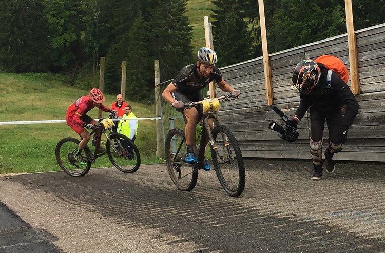 Die entscheidende Attacke von Simon Stiebjahn kurz vor dem Ziel an der Skibrücke Grafenmatt Die entscheidende Attacke von Simon Stiebjahn kurz vor dem Ziel an der Skibrücke Grafenmatt