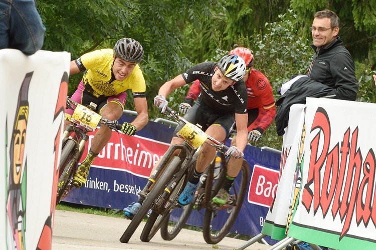 Der packende Zielsprint der schnellsten drei Herren. Julian Schelb hatte wie am getstrigen Tag die schnellsten Beine und feierte bereits den zweiten Tagessieg Der packende Zielsprint der schnellsten drei Herren. Julian Schelb hatte wie am getstrigen Tag die schnellsten Beine und feierte bereits den zweiten Tagessieg
