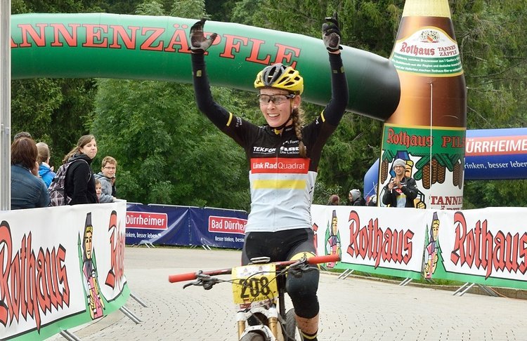 Etwas üerraschend aber sehr dominant konnte sich die junge Clarissa Mai den Tagessieg sichern und somit das Leaderjersey überstreifen Etwas üerraschend aber sehr dominant konnte sich die junge Clarissa Mai den Tagessieg sichern und somit das Leaderjersey überstreifen