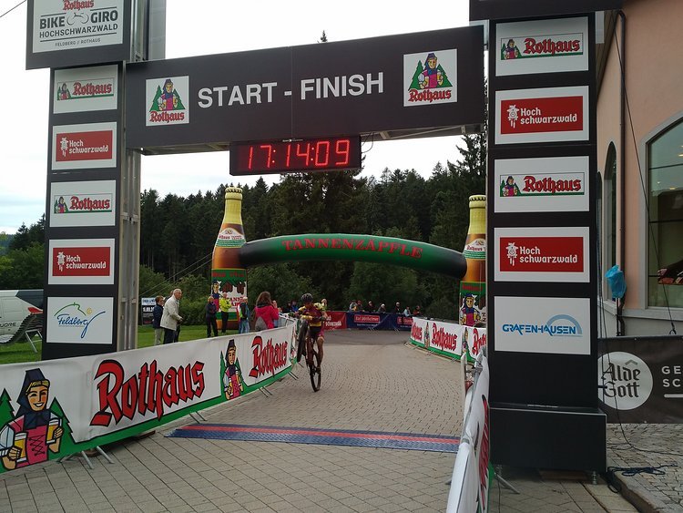 Lediglich 30:37 Minuten benötige der ehemalige U23-Weltmeister für die 15,5 Kilometer lange Strecke und durfte sich somit das erste Leaderjeresey des Rothaus Bike Giro 2017 überstreifen Lediglich 30:37 Minuten benötige der ehemalige U23-Weltmeister für die 15,5 Kilometer lange Strecke und durfte sich somit das erste Leaderjeresey des Rothaus Bike Giro 2017 überstreifen